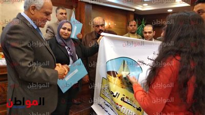 صور .. اللواء أحمد راشد محافظ الجيزة يكريم فريق 