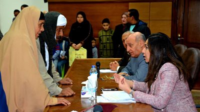 صور| نائب محافظ البحيرة تلتقي عددا من المواطنين لحل مشكلاتهم