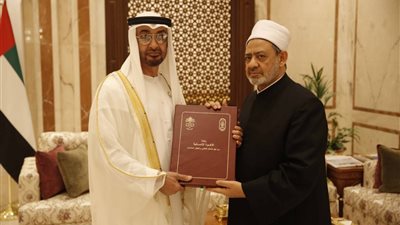  شاهد هدية شيخ الأزهر لولى عهد أبوظبى قبل مغادرته الإمارات 