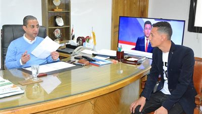صور.. محافظ سوهاج يواصل استقبال المواطنين بمكتبه لحل مشكلاتهم
