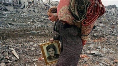 حكاية صورة | مسنة تصطحب زوجها المتوفي في رحلة البحث عن الحياة