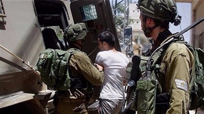 الاحتلال يعتقل 33 فلسطينى بينهم فتى من ذوى الاحتياجات الخاصة 