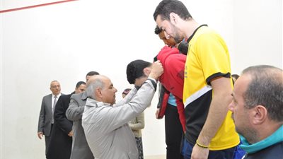 ماجد القمري يسلم الميداليات للفائزين في تنس الطاولة بأسبوع شباب الجامعات الـ12