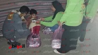 صور .. فريق بسمة للإيواء ينظم قافلة لتوزيع الوجبات الساخنة على أطفال الشوارع