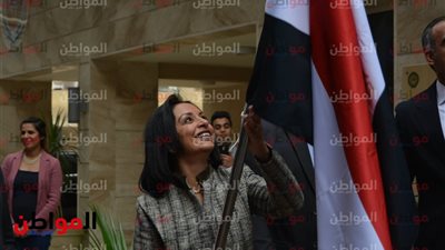صور.. مايا مرسي ترفع علم مصر باحتفالية يوم المرأة العربية 