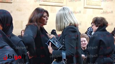 فيديو| هالة صدقي تقدم العزاء فى وفاة والد نهال عنبر 
