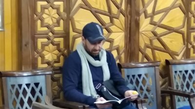 نضال الشافعي يقدم العزاء في والد نهال عنبر 