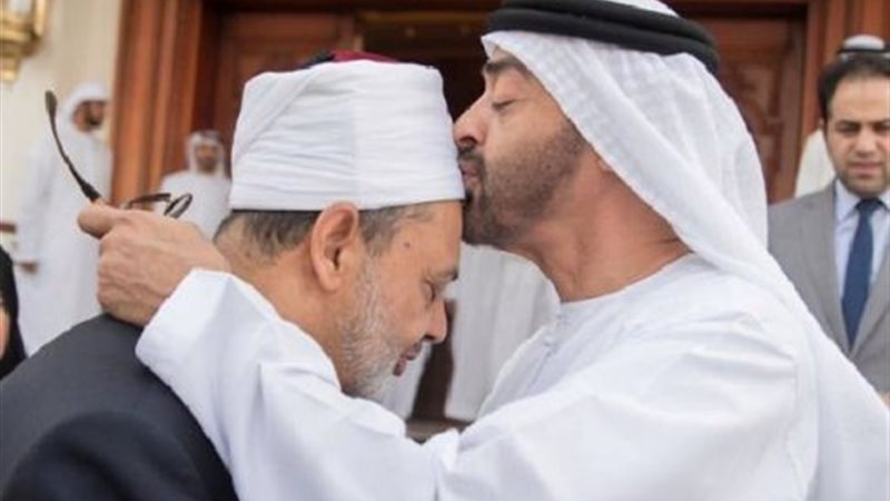 ولي عهد أبو ظبي يقبل