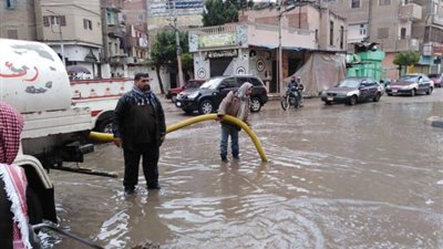 صور.. طوارئ بالشرقية لسحب مياه الأمطار من الشوارع
