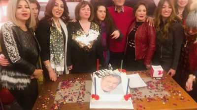 شاهد| كيف احتفل النجوم بـ عيد ميلاد فاروق الفيشاوى ؟