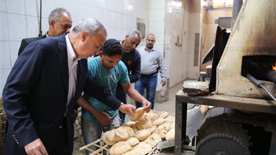 محافظ قنا: زيادة عدد منافذ توزيع الخبز بالمخابز الآلية