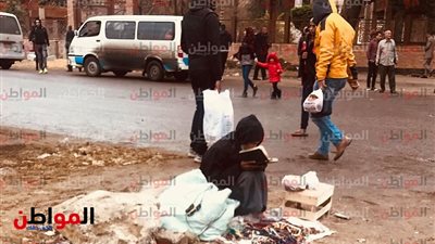 صور | بائع السبح في سوق السيدة عائشة .. ساعٍ للرزق يستحق حياة كريمة 