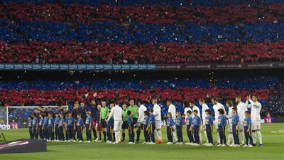 فيديو وصور.. ريال مدريد يتوجه لملعب كامب نو استعداداً لمواجهة برشلونة