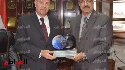 تعليم بني سويف يهدى المحافظ درع نجاحها في تنفيذ مشروع education 2.0