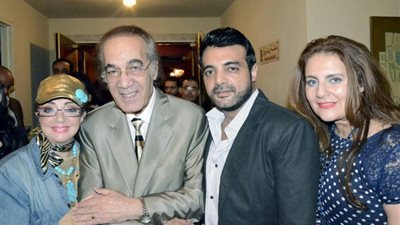 الأزمات تلاحق عائلة محمود ياسين .. شهيرة تخلع الحجاب وزوجها في مصحة