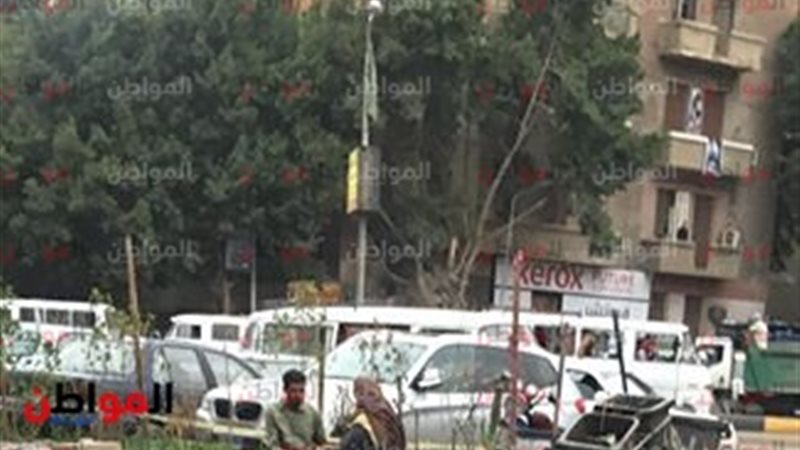 عاملة نظافة تتناول