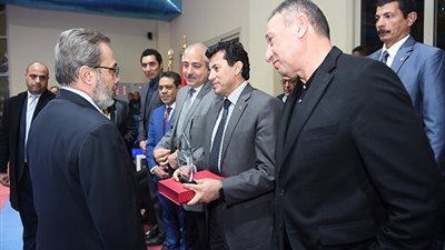 الأهلي يهدي وزير الشباب والرياضة درع النادي