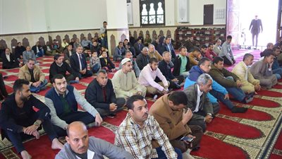 صور.. بدء توافد المصلين لأداء صلاة الجمعة في سوهاج
