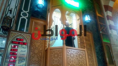 صور.. المئات من المصلين يؤدون صلاة الجمعة بمسجد الاتوبيس بدمنهور 