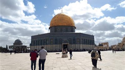 صور | رغم انتهاكات الاحتلال .. الآلاف الفلسطينيين يؤدون صلاة الجمعة في باحات الأقصى المبارك