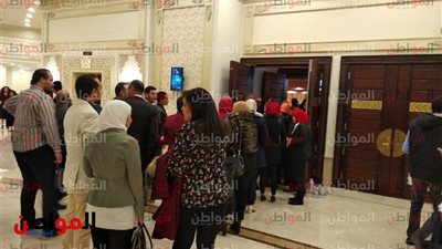 فيديو وصور.. توافد الجمهور على قاعة المنارة لمشاهدة مسرحية الزائر