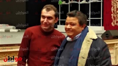 صور .. المخرج خالد جلال يحضر عرض مسرحية الزائر ويلتقط صورا مع الجمهور