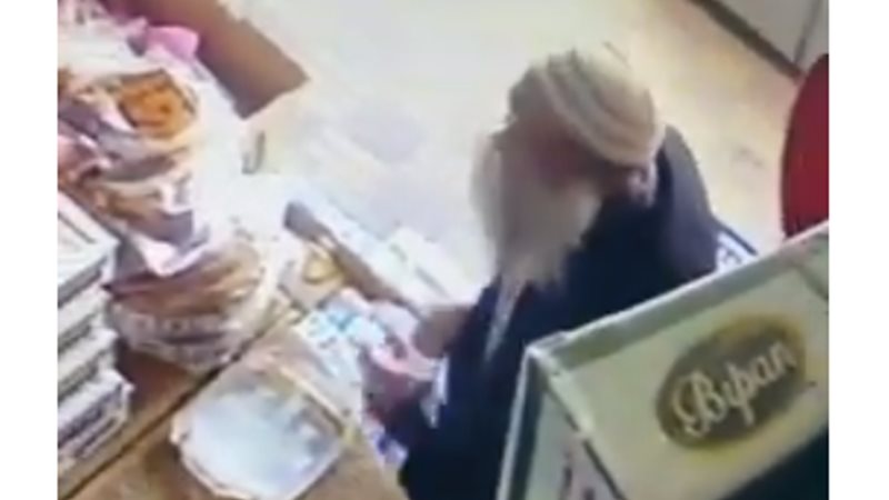 عجوز يسرق سوبر ماركت