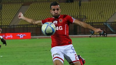 الأهلي يجدد عقدي معلول ونيدفيد