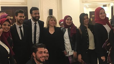 مها أحمد تلتقط الصور مع المعجبين في مركز المنارة