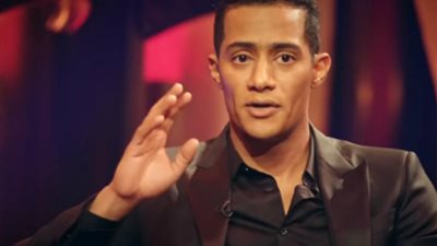 فيديو| محمد رمضان يلتقط سيلفي مع جمهوره في بين السرايات