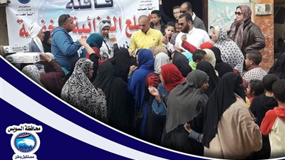 صور.. مستقبل وطن يستمر فى طرح كراتين مواد غذائية بحى الأربعين في السويس