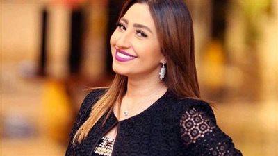 صور| بوسي تتألق بالأحمر وسط ثلوج لبنان 