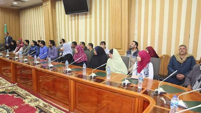 محافظ المنوفية ووزير القوى العاملة يسلمان 75 شهادة أمان على العمالة غير المنتظمة