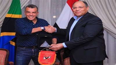الأهلي يهدي سفير مصر في تنزانيا درع وعلم النادي