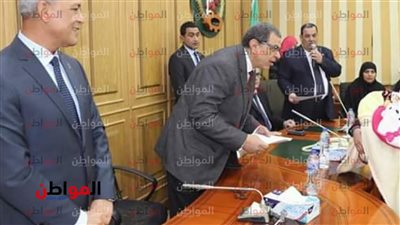  ما سر خواتم وسُبحة وزير القوى العاملة أثناء تكريمه في محافظة المنوفية ؟