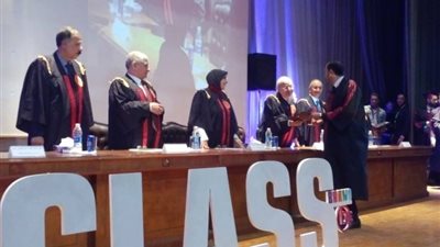 صور| رئيس جامعة الزقازيق في حفل تخرج بكالوريوس الطب 