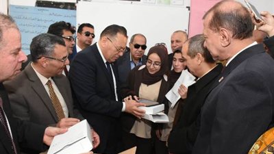 صور| تسليم التابلت التعليمي لطالبات الثانوية في منيا القمح بالشرقية