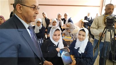 «وكيل تعليم بورسعيد» يسلم طالبات الغرفة التجارية التابلت التعليمي
