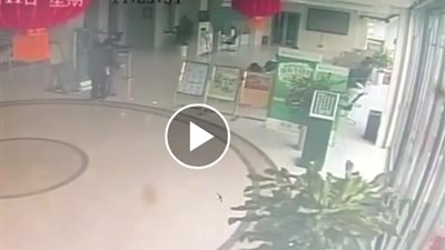 ايه النحس ده| سقوط باب زجاجي ضخم على طبيب.. اعرف التفاصيل