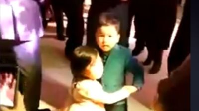 فيديو| طفل يجبر فتاة على الرقص معه .. ووالدها يتدخل بعنف