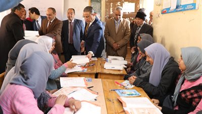 محافظ سوهاج يشهد توزيع التابلت التعليمي على طلاب المدارس