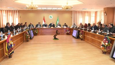 صور| محافظ الشرقية يبحث حلولا لمشكلات المستثمرين