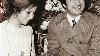 صور لا تنسى | نور الشريف وبوسي في لقطة رومانسية بـ الفلانتين 