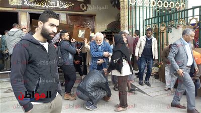 صور| مشاهد تلخص جنازة نادية فهمي .. طليقها يأمر مرافقه بربط حذاءه والنجوم غائبون