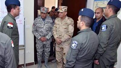 صور| وزير الدفاع يتفقد الأنشطة التعليمية بالكلية الجوية