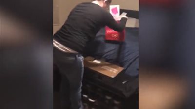 فيديو| أديها فلوس أحسن .. رجل يصدم حبيبته بهدية غريبة 