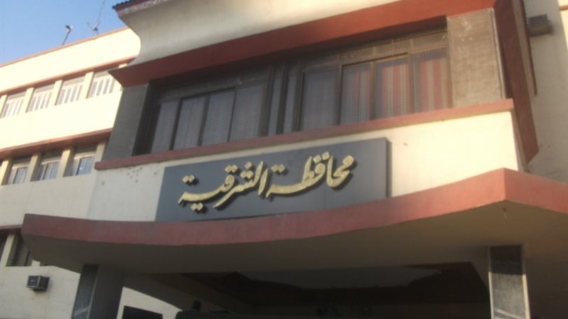 وقف معلم لضربه ولي