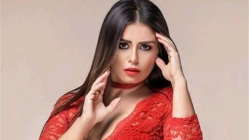 الفنانة منة فضالى