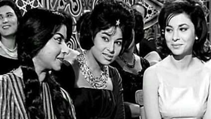 امرأة في مشهد