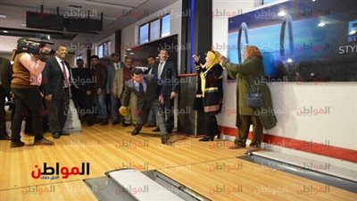 صور.. وزير الرياضة يلعب 